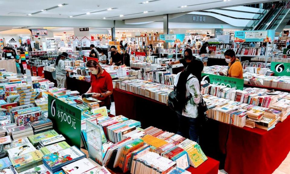 南紡購物中心誠品書店曬書市集，吸引民眾到場撿便宜。（記者羅玉如攝）