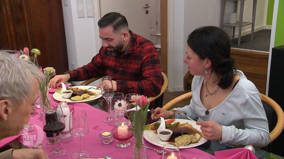 Mino und Franzi genießen die Ochsenschulter mit Knödel. Was Mino besonders gefällt, ist das kleine Schälchen mit zusätzlicher Soße.
 (Bild: RTL)