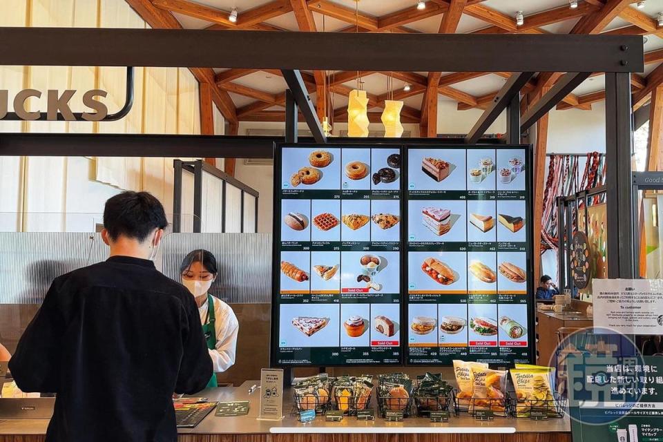 為了減少食物過期與浪費，店內取消過往以玻璃櫃展示餐點方式，改採電子螢幕看板供民眾點餐。