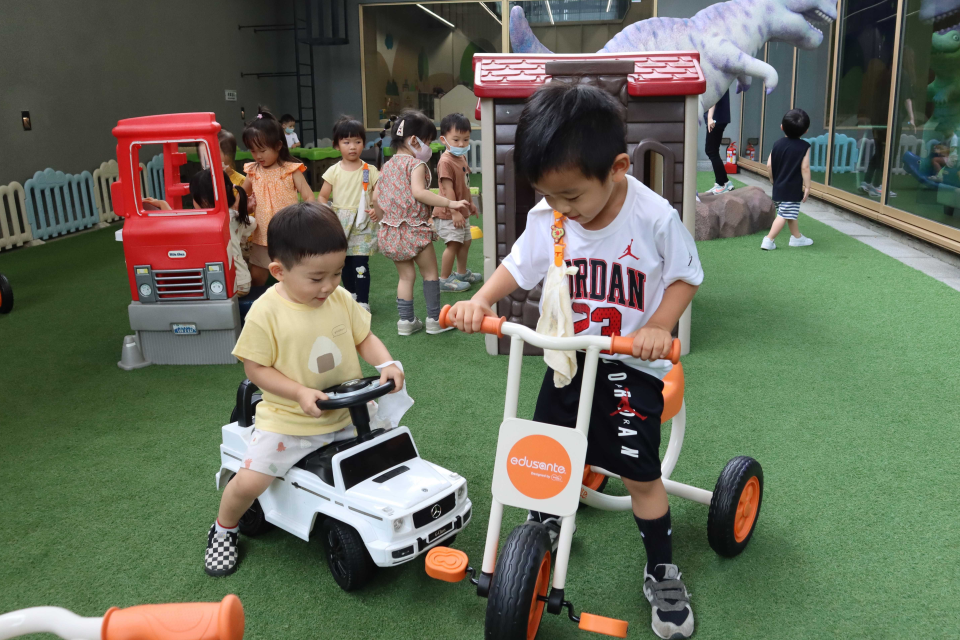 小朋友開箱體驗旋風三輪車