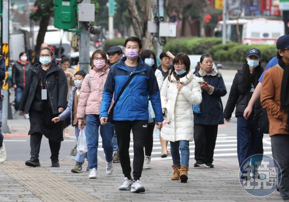 中央氣象署對11縣市發布低溫特報，其中有10縣市亮橙色燈號，提醒民眾慎防。