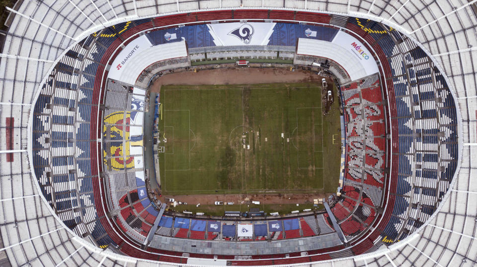 La fotografía tomada desde el aire el martes 13 de noviembre de 2018 muestra el maltrato de la cancha del Estadio Azteca, al que se le retiró en la jornada la sede del partido de la NFL que debía realizarse el próximo lunes, entre los Chiefs de Kansas City y los Rams de Los Ángeles (AP Foto/Christian Palma)