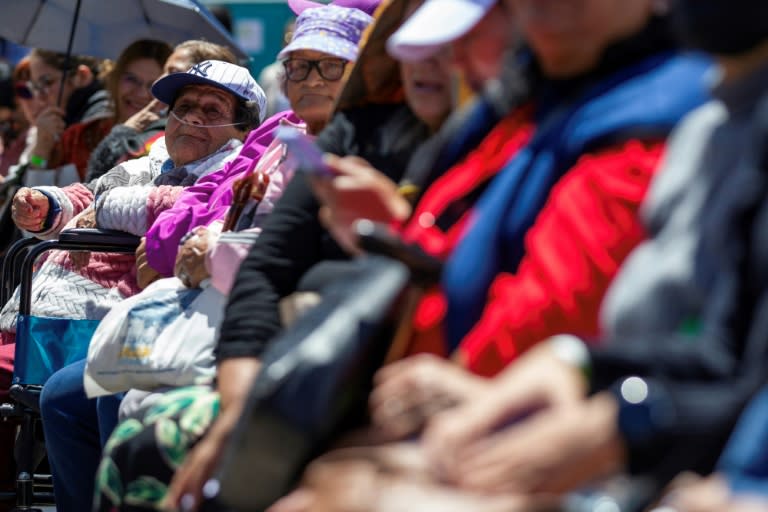 Personas de la tercera edad asisten a una ceremonia en la que el presidente de Colombia, Gustavo Petro, firmó el proyecto de ley de reforma de pensiones en la Plaza Bolívar de Bogotá el 16 de julio de 2024 (Alejandro Martinez)