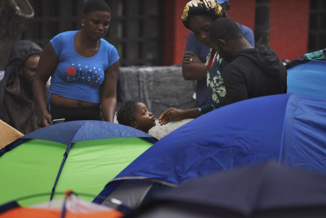 Una familia de inmigrantes haitianos acampa en la plaza Giordano Bruno en la Ciudad de México, el jueves 18 de mayo de 2023. (AP Foto/Marco Ugarte)