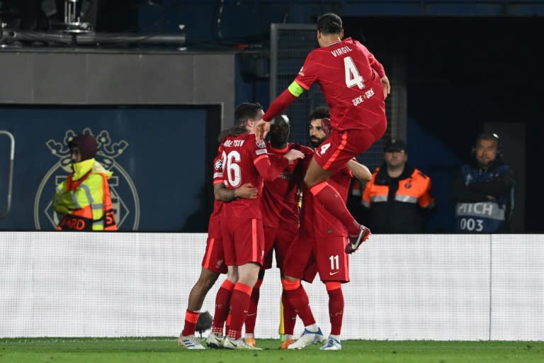 La joie des joueurs de Liverpool, après le 3e but marqué par l'attaquant sénégalais Sadio Mané (c), sur le terrain de Villareal, lors de la demi-finale retour de la Ligue des Champions, le 3 mai 2022 (AFP/Paul ELLIS)