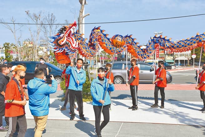 苗栗市(火旁)龍活動14日起跑，苗栗市長邱鎮軍（左）、市代會主席楊喬安（前）體驗舞龍。（謝明俊攝）