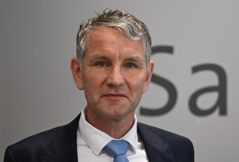 Bjoern Hoecke, chairman of the Thuringian AfD, arrives at the end of the break in the proceedings.  He is accused of using symbols of unconstitutional and terrorist organizations.  Hendrik Schmidt/dpa