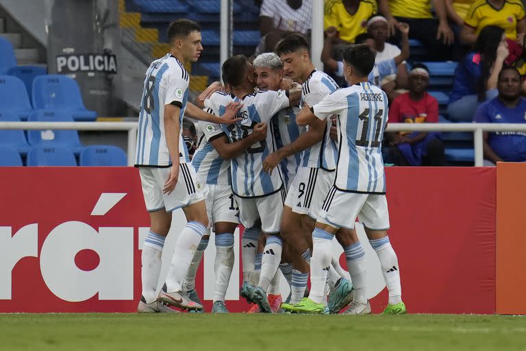 Gino Infantino recibe los abrazos: el capitán tuvo desquite, después de fallar un penal contra Brasil, y la Argentina venció a Perú para para definir mano a mano con Colombia una plaza en el hexagonal final del Sudamericano Sub 20.