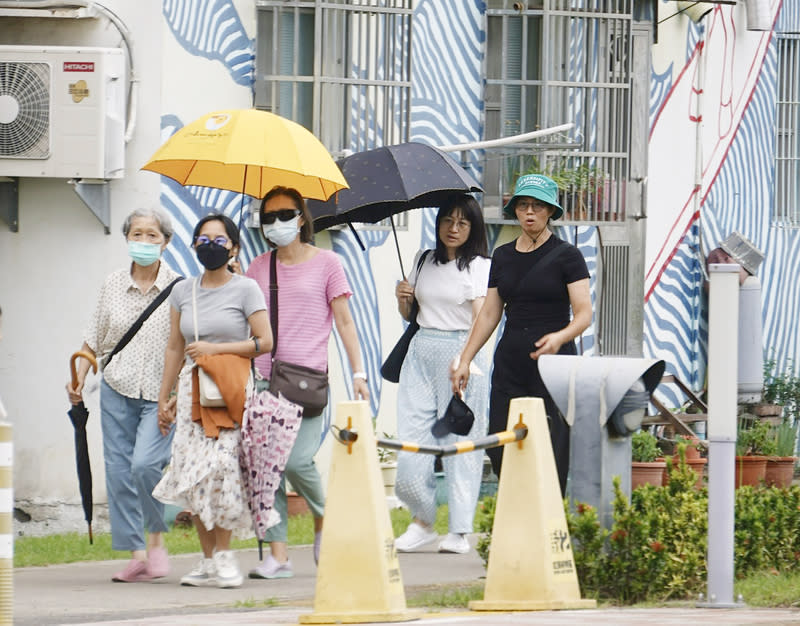 高雄民眾好天氣出遊 中央氣象署表示，11日全台各地高溫約攝氏30至34 度，沒下雨時天氣悶熱，提醒外出多注意防曬、補充 水分。圖為高雄大港橋周邊午後出遊民眾撐傘防曬。 中央社記者董俊志攝  113年6月11日 