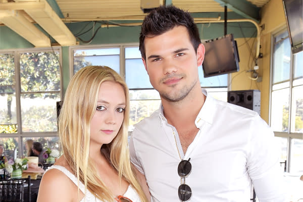 Taylor Lautner spotted kissing “Scream Queens” co-star Billie Lourd on Snapchat and yeah, we ship it