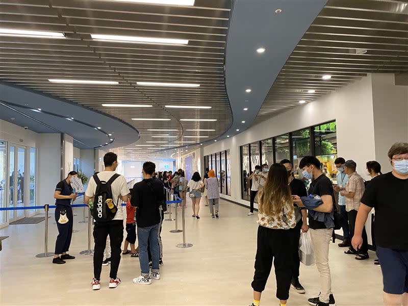 桃園xpark水族館開幕首日，仍有民眾不知道預售票已賣完，到現場發現無法進去。（圖/記者馮珮汶攝）