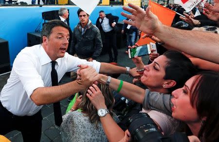 Italian Prime Minister Matteo Renzi greets supporters during a rally in downtown Rome, Italy October 29, 2016. REUTERS/Remo Casilli