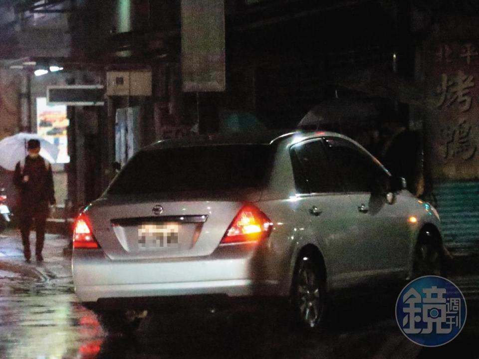 21：16中途孫沁岳放電燈泡男在捷運站下車，並載著温貞菱回到自己新北汐止的家。