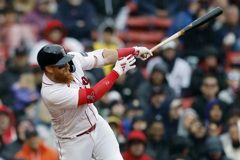 Justin Turner de los Medias Rojas de Boston da seguimiento a su doble de tres carreras en la sexta entrada del primer juego de una doble cartelera ante los Rays de Tampa Bay el sábado 3 de junio del 2023. (AP Foto/Michael Dwyer)