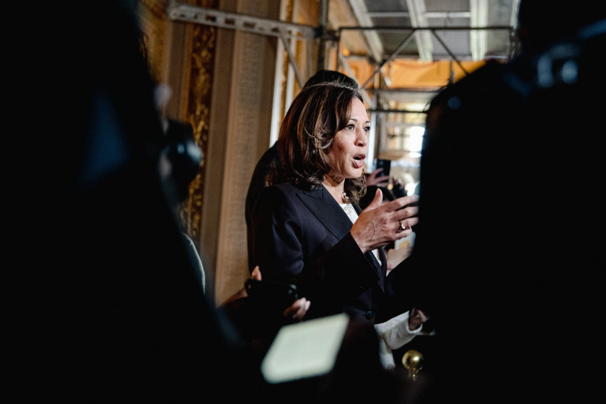 La vicepresidenta Kamala Harris habla con reporteros en el Capitolio en Washington, el miércoles 11 de mayo de 2022. (Shuran Huang/The New York Times)