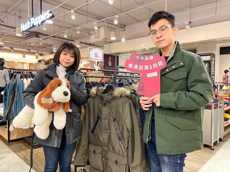 ▲Hush puppies1月6日起推出品牌Family Sale年度出清活動，連帽鋪棉長版外套原價5,680元，期間特價只要880元。（圖／日曜天地提供）