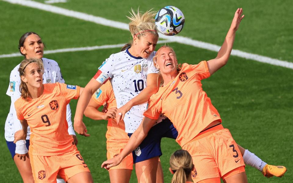 Netherlands&#39; defender Stefanie van der Gragt, right, and USA&#39;s midfielder Lindsey Horan, centre, fight for the ball - US women&#39;s team refuse to sing national anthem before World Cup draw with Netherlands