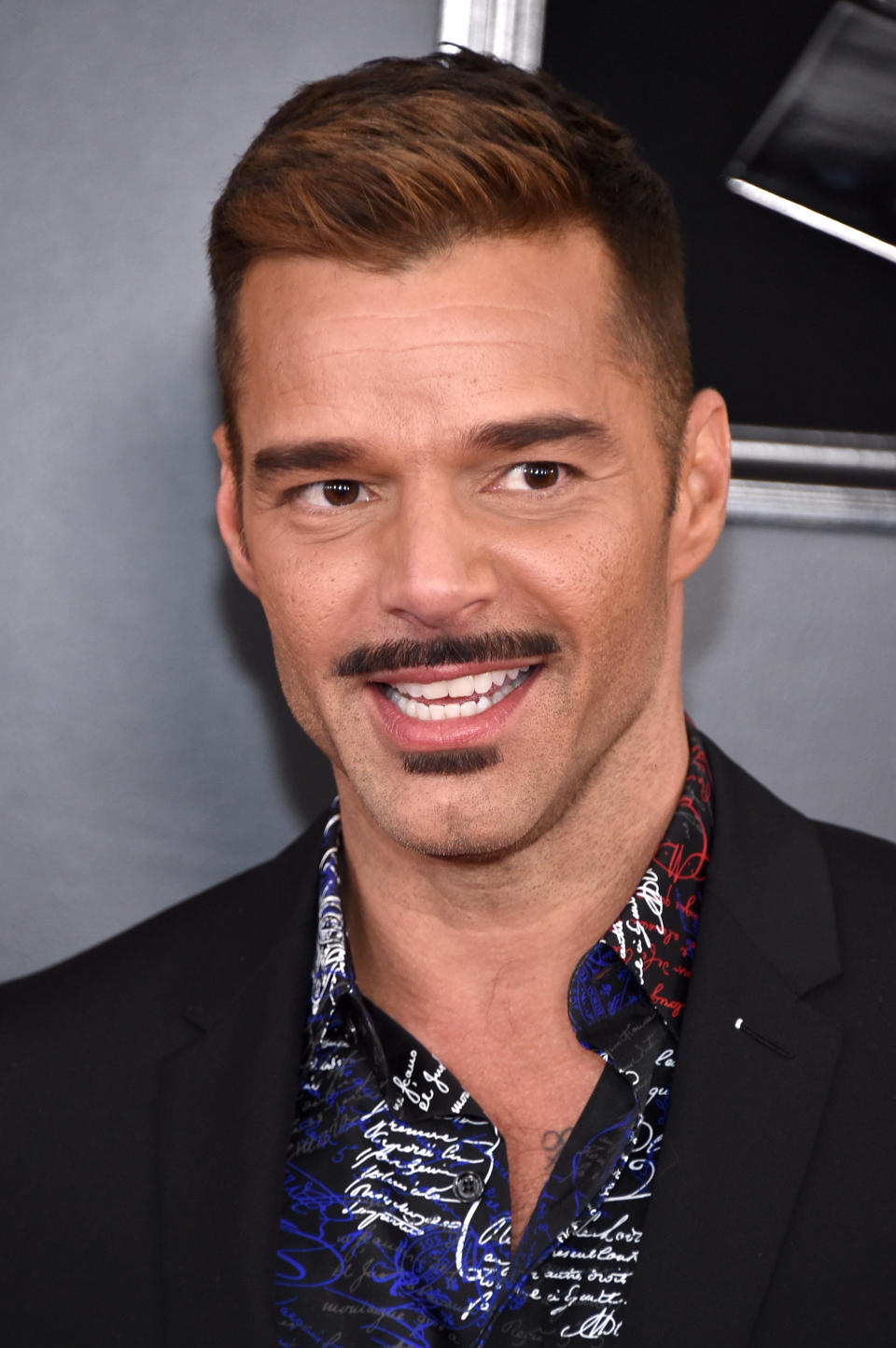 La <em>celebrity </em>asistió a los Grammy 2019 con esta apariencia. El nuevo bigote del cantante revolucionó a sus fans en Twitter. "Me encantas pero no me gusta el bigote", <a href="https://twitter.com/jfields418/status/1098866234035195904" rel="nofollow noopener" target="_blank" data-ylk="slk:opinó una seguidora;elm:context_link;itc:0;sec:content-canvas" class="link ">opinó una seguidora</a>. "Este bigote de Ricky Martin en los Grammy es extraño", <a href="https://twitter.com/mb00gie/status/1094752251615301632" rel="nofollow noopener" target="_blank" data-ylk="slk:afirmó otra internauta;elm:context_link;itc:0;sec:content-canvas" class="link ">afirmó otra internauta</a>. (Foto: John Shearer / Getty Images)