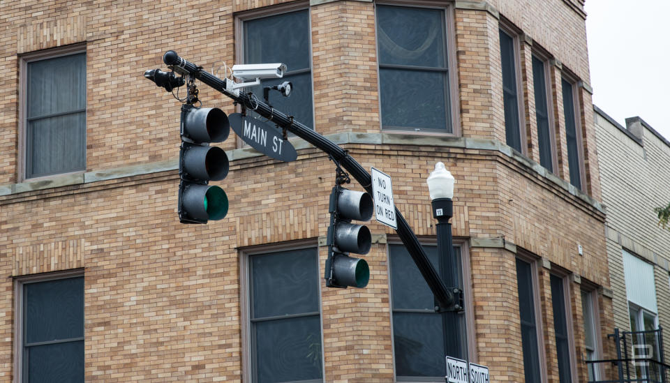 As the Honda Pilot is about to enter the intersection a specially built HUD