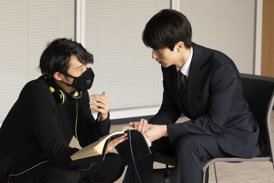 導演藤井道人（左）在製作日劇版《新聞記者》時，特地加入橫濱流星飾演的大學生角色希望能更貼近時下年輕人。（Netflix提供）