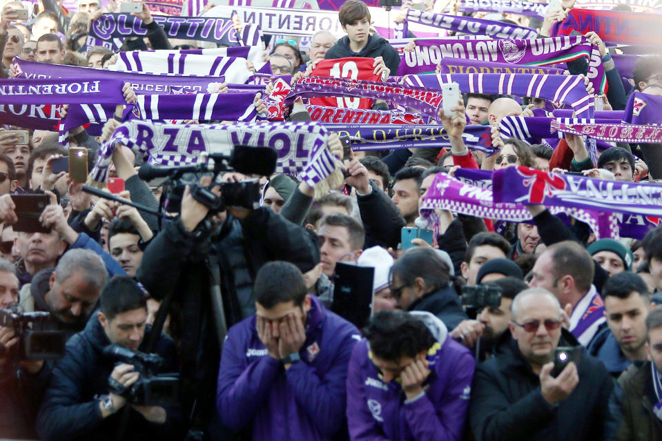 <p>Fiorentina-Fans können den Tod ihres Kapitäns nicht fassen. (Bild: Gabriele Maltinti/Getty Images) </p>