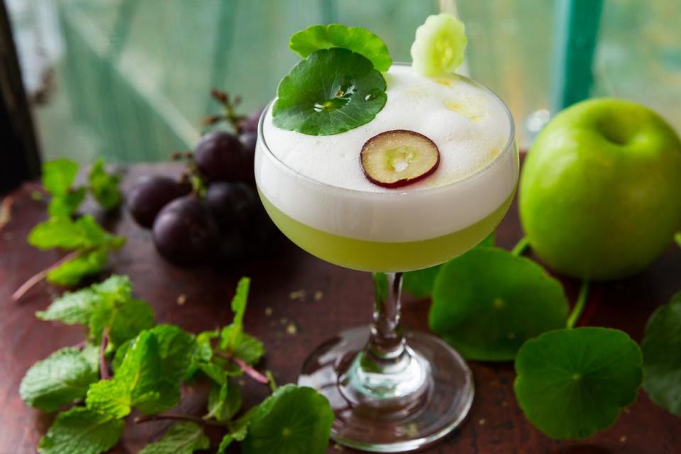 酒單上沒有的特調「Green Savour小清新」用「g’Vine Gin」紀凡花果香琴酒混合現榨果汁，喝來像極了蔬果汁。（400元／杯）