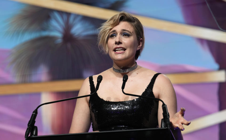 Greta Gerwig recibe el premio a la directora del año por "Barbie" en la 35a edición anual del Festival de Internacional de Cine de Palm Springs el 4 de enero de 2024, en Palm Springs, California. (Foto AP/Chris Pizzello)