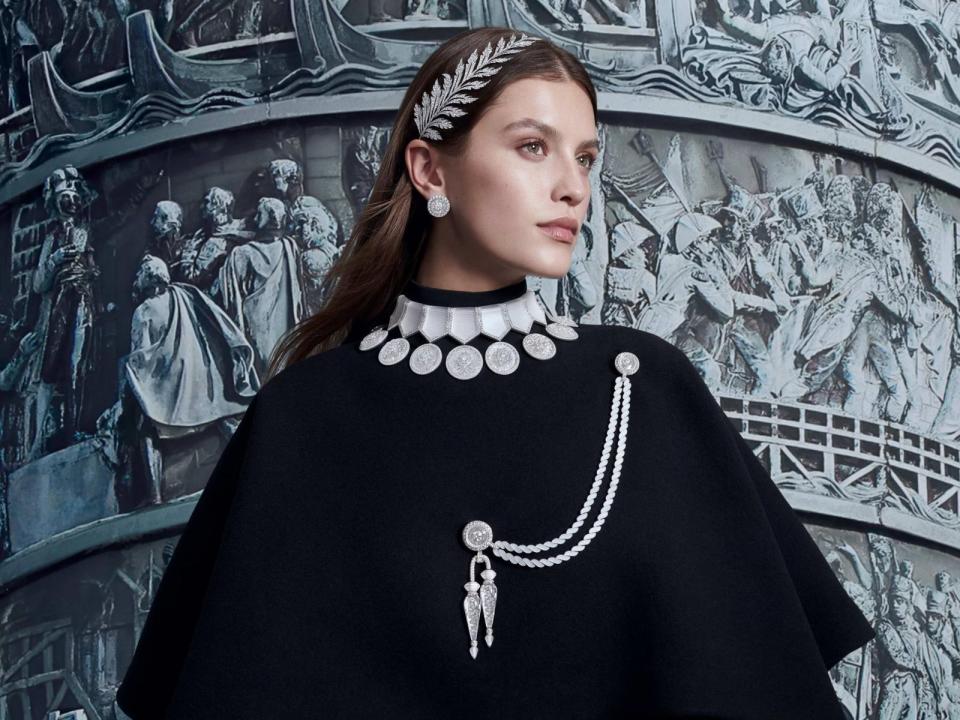 巴黎芳登廣場珠寶名門BOUCHERON，於今年一月在巴黎高訂週期間發表的「Histoire de Style」珠寶系列第四篇章：The Power of Couture，日前來台做展。從軍裝取靈感而來的勳章、肩飾、飾釘以及華麗衣領，創造出女性權力的現代時尚宣言。