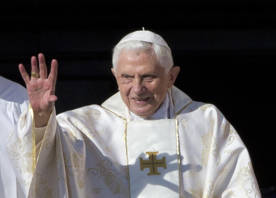 ARCHIVO - El papa emérito Benedicto XVI llega a la Plaza de San Pedro en el Vaticano para asistir a una ceremonia, el 19 de octubre de 2014. (AP Foto/Andrew Medichini, Archivo)