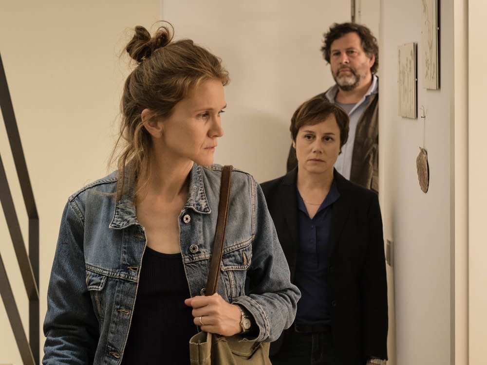 "Tatort: Die Blicke der Anderen": Friedemann Berg (Hans-Jochen Wagner) und Franziska Tobler (Eva Löbau, M.) befragen Sandra Vogt (Lisa Hagmeister). (Bild: SWR/Benoît Linder)