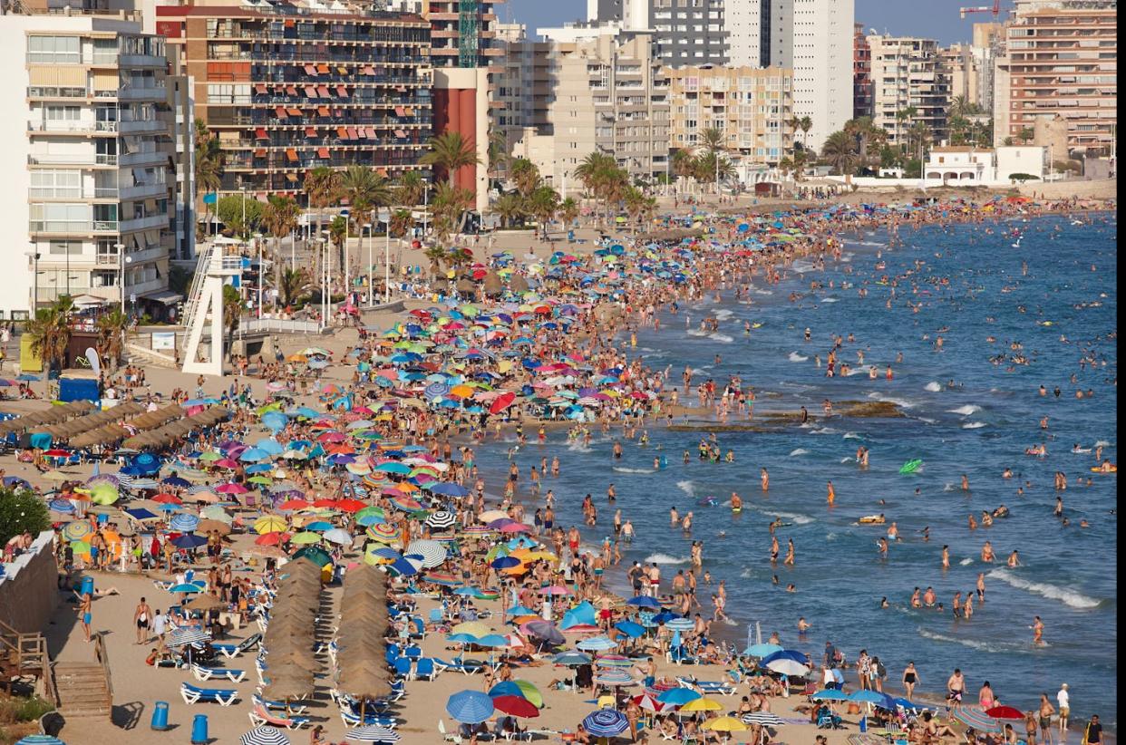 Vista de la playa de Calp, en la Comunitat Valenciana. <a href="https://www.shutterstock.com/es/image-photo/mediterranean-coastline-spain-calpe-beach-summer-1254997099" rel="nofollow noopener" target="_blank" data-ylk="slk:Shutterstock / ABB Photo;elm:context_link;itc:0;sec:content-canvas" class="link ">Shutterstock / ABB Photo</a>