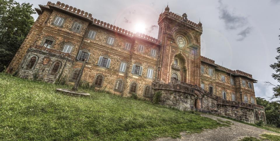 <p>Nel cuore della Toscana, il castello di Sammezzano è un capolavoro dell’architettura orientalista. Spettacolare all’esterno e all’interno, è una gioia per gli occhi. (foto: Getty Images) </p>