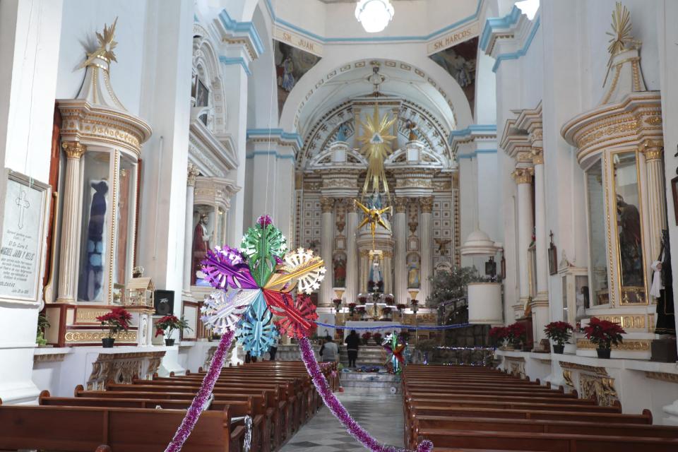 Esta imagen, tomada el 23 de diciembre de 2016, muestra el interior de la iglesia de Molcaxac, en el estado de Puebla, en México. Se calcula que el 95% de las familias de Molcaxac tiene parientes en Estados Unidos que envían dinero para una cantidad de cosas, desde ampliar las viviendas hasta pequeños comercios y la feria anual del pueblo, dice Oswaldo Lorenzo Cabral Medel, cronista del municipio. (AP Foto/Pablo Spencer)