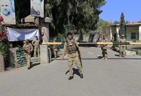 Afghan civil order policemen stand guard at the gate of a provincial governor's office in Jalalabad April 8, 2015. REUTERS/Parwiz