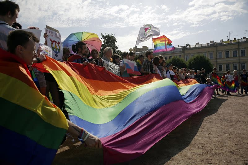 FOTO DE ARCHIVO. Personas participan en la manifestación de la comunidad LGBT (lesbianas, gays, bisexuales y transexuales) "VIII Orgullo de San Petersburgo", en San Petersburgo, Rusia