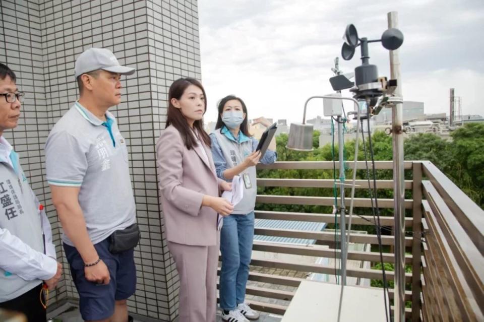 高虹安聽取竹科週邊高峰里空品監測簡報。（圖：市府提供）