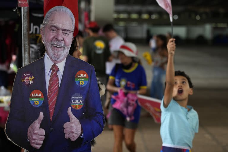 Una silueta de Lula da Silva acompaña a los seguidores que llegan a Brasilia para la ceremonia de asunción