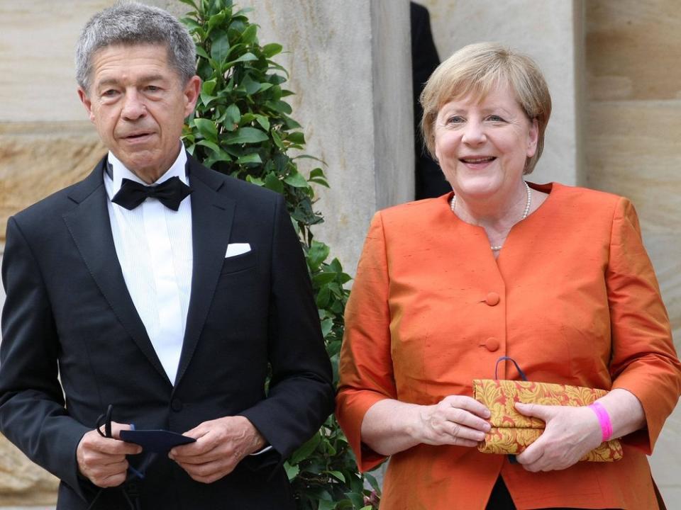 Angela Merkel mit ihrem Ehemann Joachim Sauer bei den Bayreuther Festspielen 2021. (Bild: imago/IPA Photo)