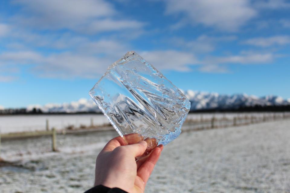 Préparez des glaçons et placez-les dans des torchons afin d’éviter d’avoir trop chaud. Utilisez également directement des petits blocs réfrigérants. [Photo: Pexels]