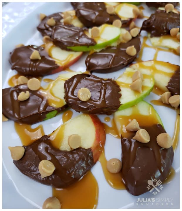 <p>Julia's Simply Southern</p><p>Nachos made from apples with delicious toppings<strong>. </strong>Let the kids make their own!</p><p><strong>Get the recipe: <a href="https://juliassimplysouthern.com/2019/09/chocolate-dipped-caramel-apple-nachos.html" rel="nofollow noopener" target="_blank" data-ylk="slk:Chocolate Dipped Apple Nachos;elm:context_link;itc:0;sec:content-canvas" class="link ">Chocolate Dipped Apple Nachos</a></strong></p>