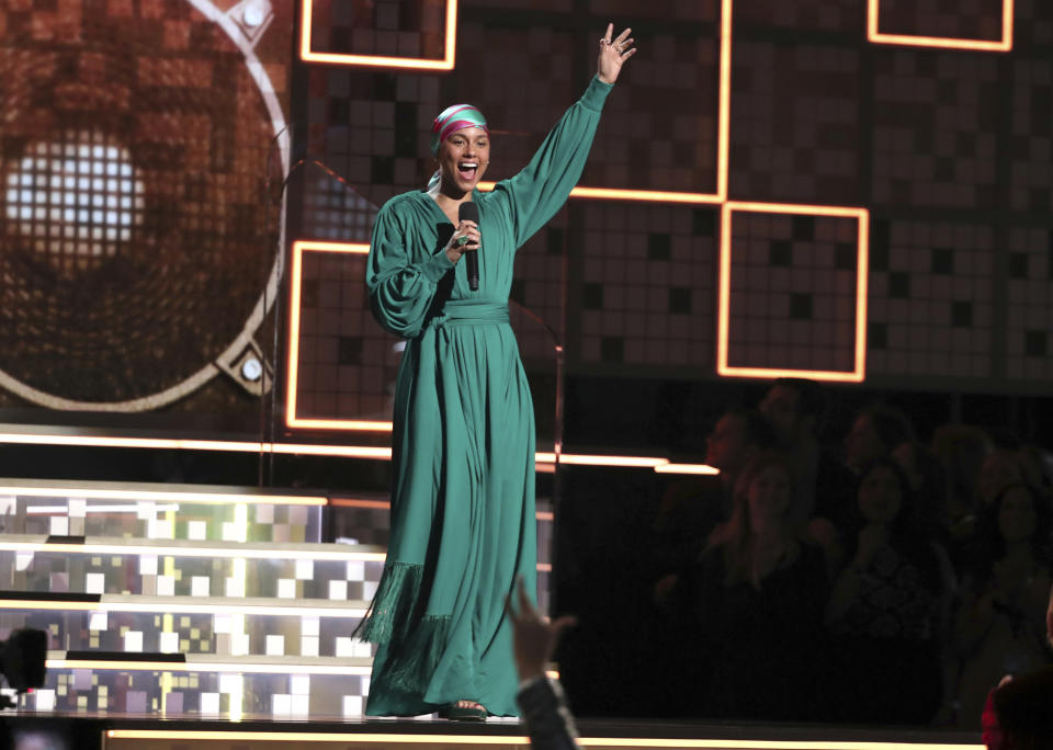 La anfitriona Alicia Keys saluda a la audiencia al principio de la 61ra entrega anual de los premios Grammy, el domingo 10 de febrero del 2019 en Los Angeles. (Foto por Matt Sayles/Invision/AP)