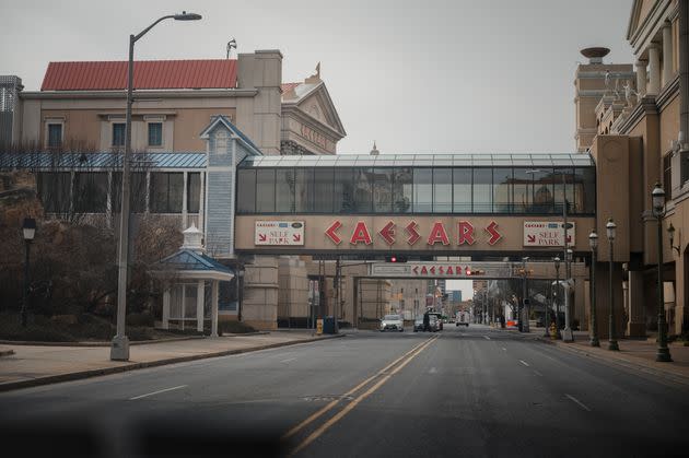 The United Auto Workers, which represents dealers at the Caesars Atlantic City Hotel and Casino, has come out in support of a smoking ban.