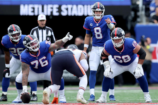 The New York Giants' Gibril Wilson holds on to Dallas Cowboys running back  Julius Jones (21), as teammate Osi Umenyiora comes in to help out in the  first quarter. The Cowboys defeated