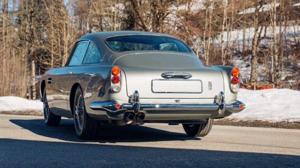 日前這輛Aston Martin DB5以2,425,000美元，約合新台幣7,319萬的價格成交。(圖片來源/ Broad Arrow Auctions)