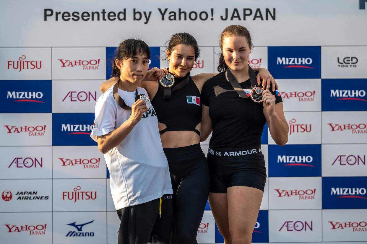 Ella Bucio (centro) se colgó el oro y ganó su tercera competencia internacional en la categoria Freestyle de Parkour.  (Foto: by PHILIP FONG/AFP via Getty Images)