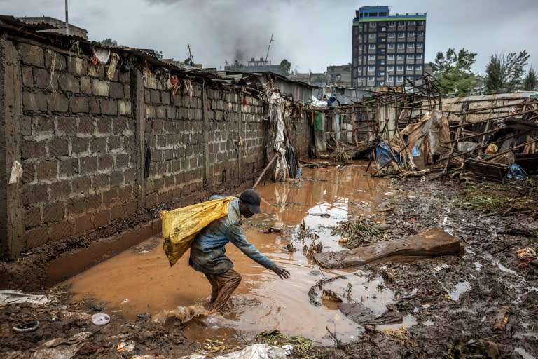Inmitten der schwierigen Lebensbedingungen in den Überschwemmungsgebieten in Kenia ist nun auch noch Cholera aufgetreten. Es seien im von den Überschwemmungen besonders stark betroffenen Osten Kenias mindestens 44 Infektionsfälle registriert worden. (LUIS TATO)