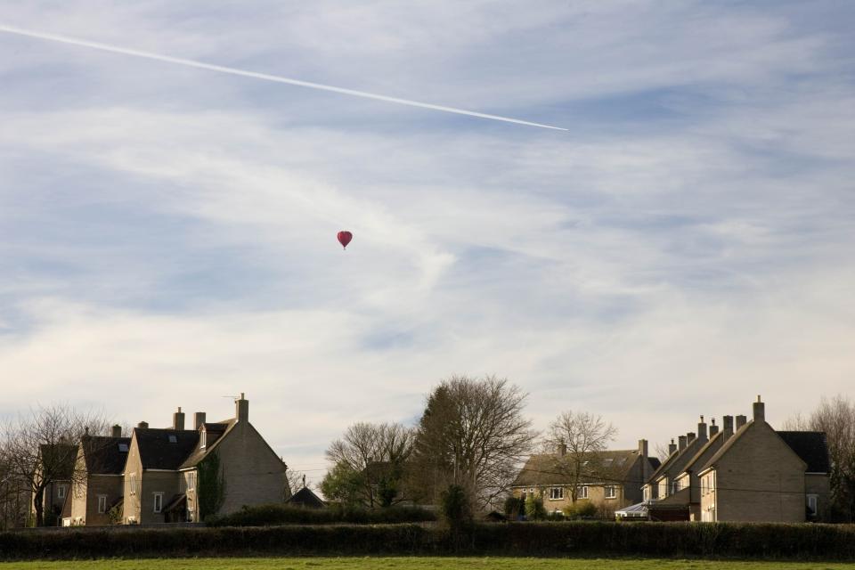 El acceso a la vivienda es uno de los mayores problemas a los que se enfrentan las familias en Inglaterra. En esta imagen, típica estampa de un conjunto residencial en Reino Unido. Foto: Tim Graham/Getty Images