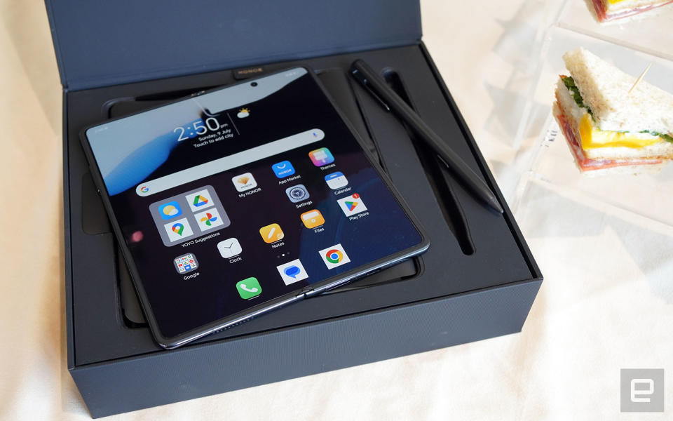 <p>The Honor Magic V2 Ultimate Edition with its bundled stylus and packaging.</p>
