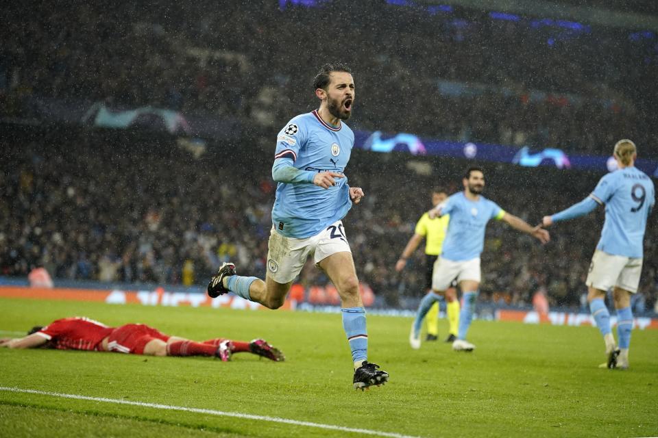 Bernardo Silva (derecha) celebra tras anotar el segundo gol del Manchester City ante el Bayern Munich en los cuartos de final de la Liga de Campeones, el martes 11 de abril de 2023. (AP Foto/Dave Thompson)