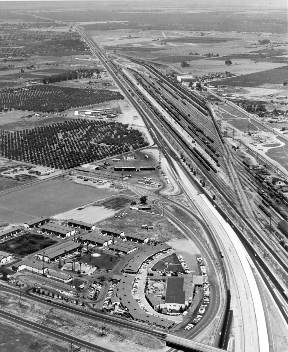 The Hacienda Mote en la Highway 99, cerca de Belmont Avenue, aparece en una foto aérea de junio de 1956.